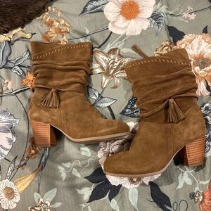 Lange Brown Suede Heeled Boots with Tassels